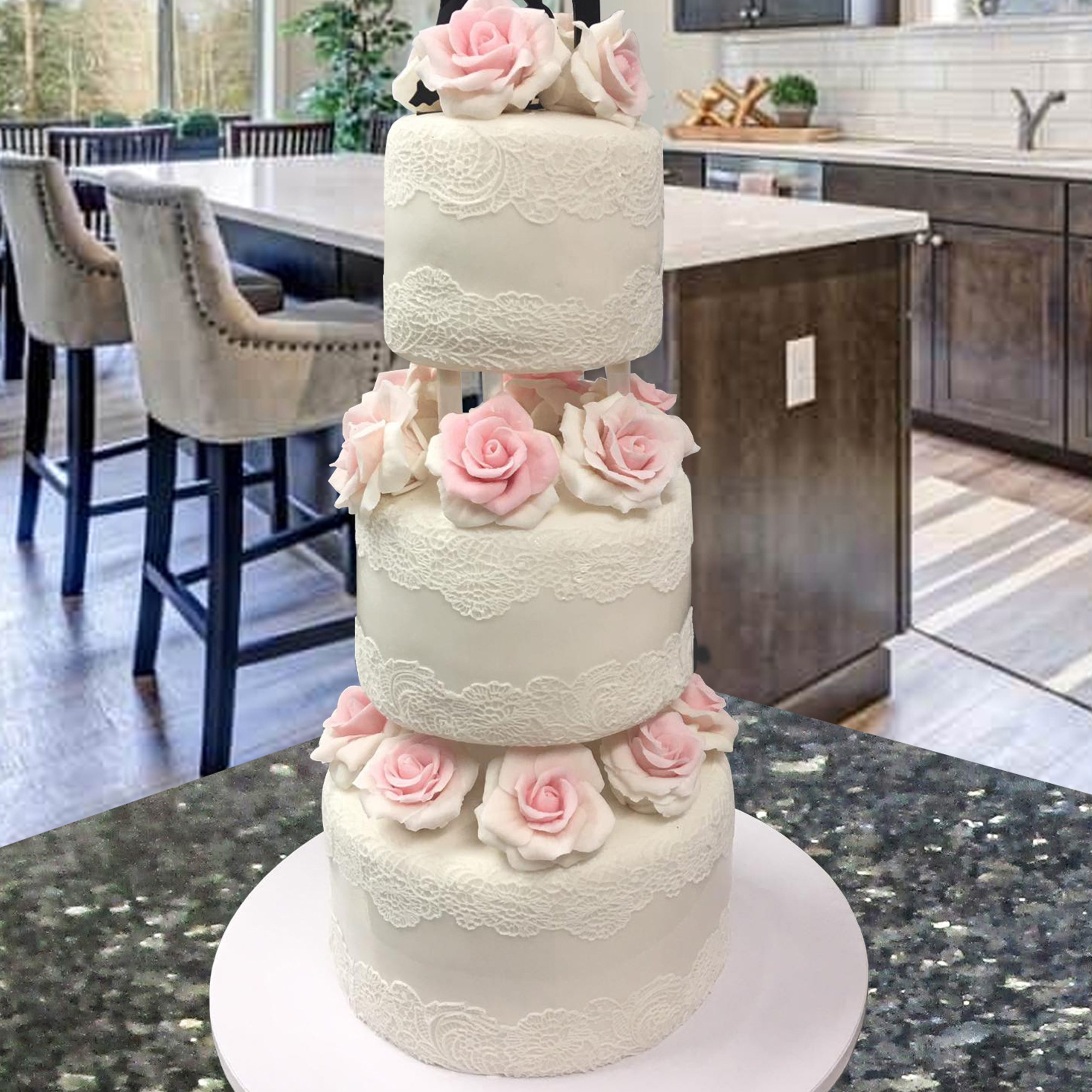 Rózsás, csipkés esküvői torta